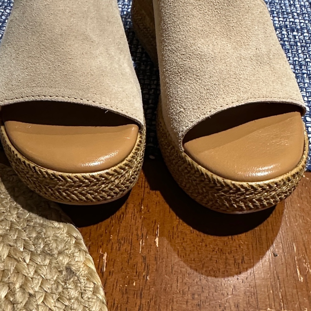 Ladies suede Tan platform Espadrille Slides, barely worn